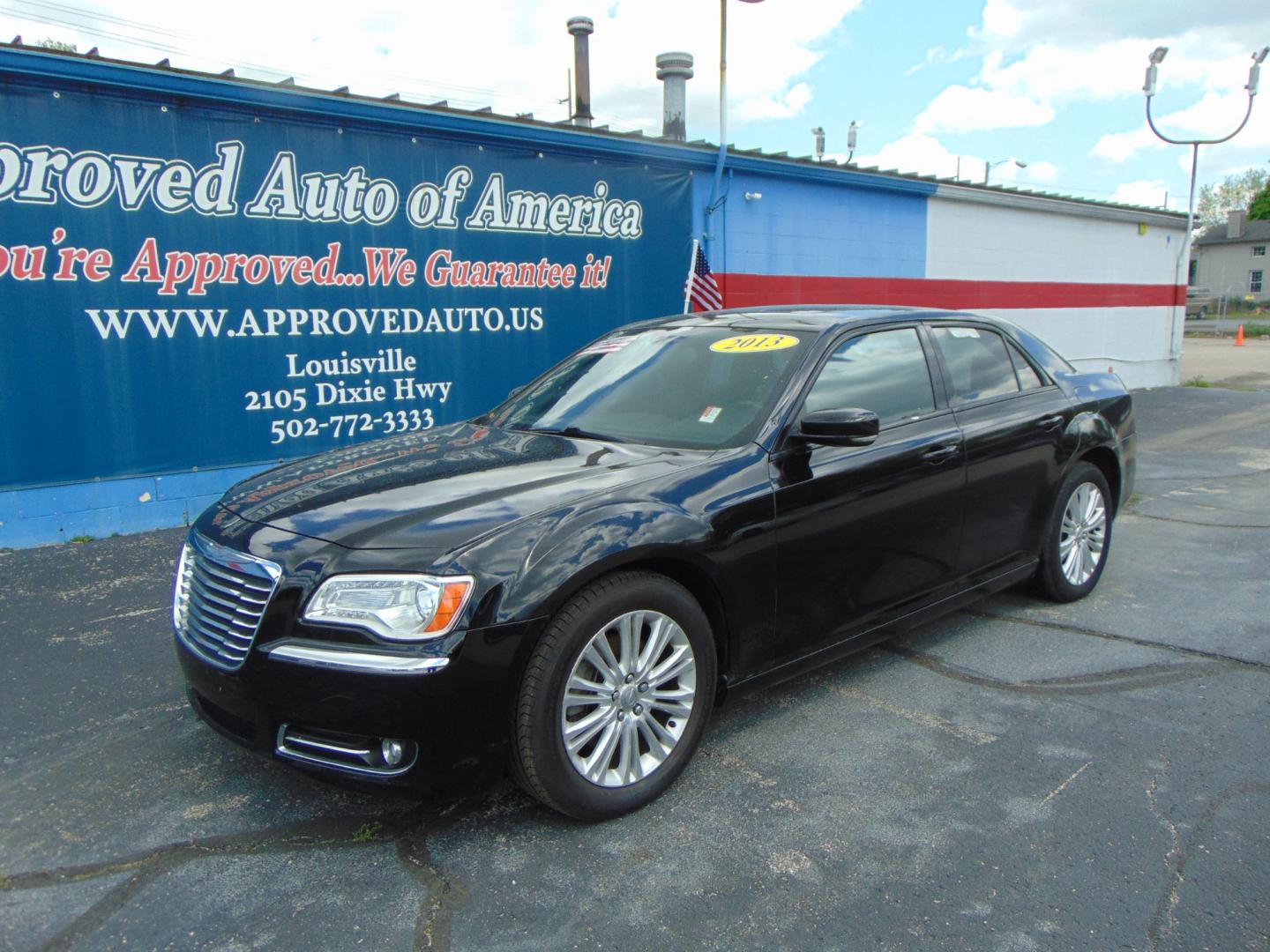 2013 Black Chrysler 300 (2C3CCAKT8DH) with an V8 HEMI 5.7 Liter engine, Auto, 5-Spd w/AutoStick transmission, located at 2105 Dixie Hwy, Louisville, KY, 40210, (502) 772-3333, 38.220932, -85.795441 - Photo#1